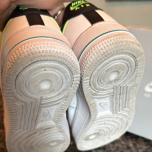 Nike Air Force 1 LV8 1 White with Green Accents EUC 8.5 or 7Y - Picture 9 of 15